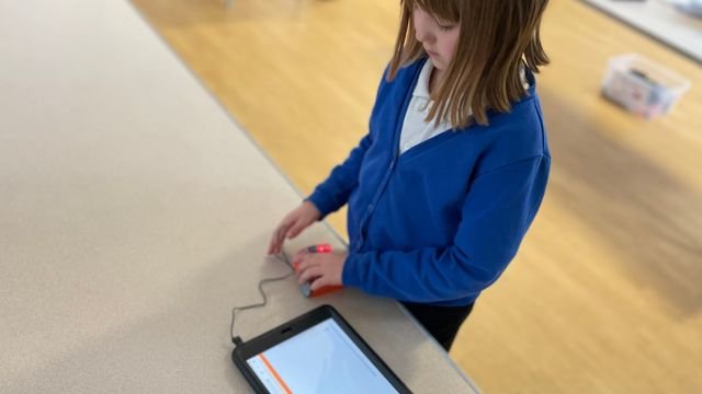 girl using edison robot with ipad